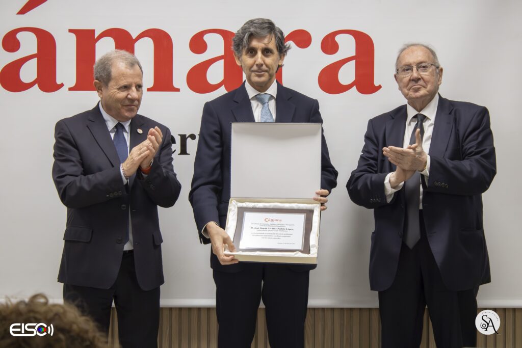 IMG 7136 1 - José Mª Álvarez-Pallete, expresidente de Telefónica, recibe la primera Distinción Honorífica de la Cámara Almería y muestra su visión en “tiempos recios” del mundo actual