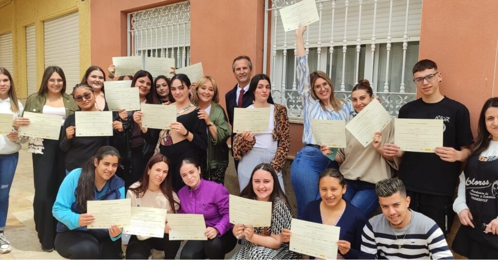 Entrega diplomas alumnos del curso de Peluqueria y Estetica Albox 2025 - La Cámara de Comercio de Almería celebra el X aniversario del Programa PICE con más de 7.000 jóvenes formados y cerca de 13 millones de euros invertidos