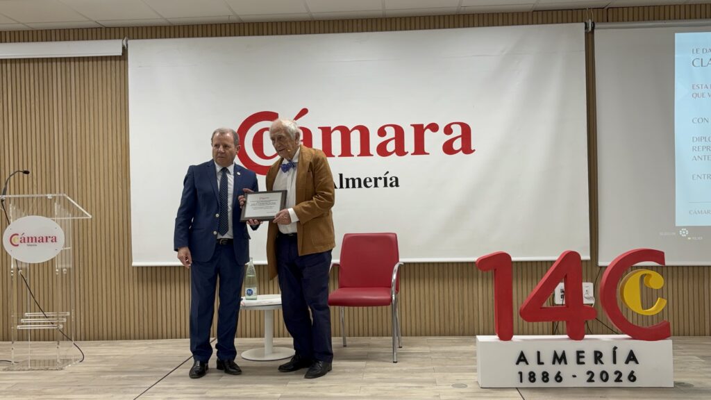 Inocencio Arias recibiendo la Distincion de Honor de la Camara de Almeria - Diplomacia, geopolítica y España centran el encuentro de Inocencio Arias en la Cámara de Almería