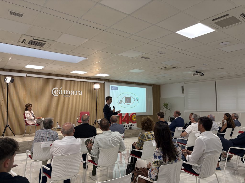 Pablo Simon Encuentros Camara Almeria II 1 - Pablo Simón analiza en la Cámara de Almería el bloqueo de una legislatura sin Presupuestos y con baja capacidad reformista
