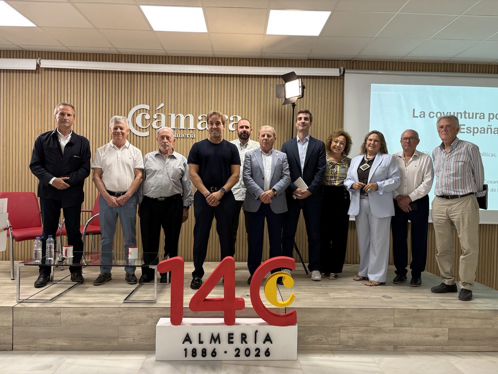 Pablo Simon Encuentros Camara Almeria 2 1024x768 1 - Pablo Simón analiza en la Cámara de Almería el bloqueo de una legislatura sin Presupuestos y con baja capacidad reformista